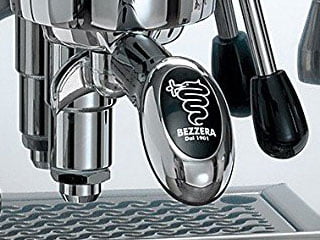 Bezzera-Magica-Espressomaschine-Detail vom Siebträgergriff-Bezzera-Logo