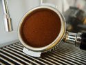 Espressopulver für die Zubereitung von Espresso im Siebträger richtig getampert