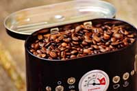Kaffeebohnen-in-der-Röstmaschine-selbst-geröstet