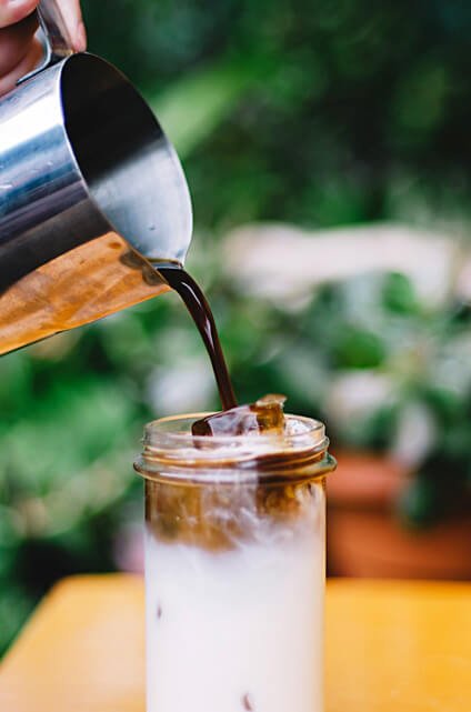 Cold Brew Coffee mit Milch Cold Brew Coffee mit Milch