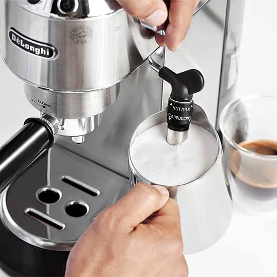 DeLonghi Dedica Style EC 685 Milch aufschäumen