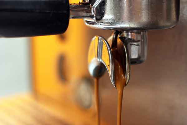 Italienischen Espressomaschinen mit Siebträger - Der Espresso fließt aus dem Siebträger