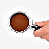 Perfekt getamperter Kaffeepuck Perfekt getamperter Kaffeepuck im Sieb vom Siebträger