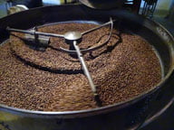 Geröstete Kaffebohnen werden im Sieb abgekühlt