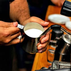 Milch für Cappuccino aufschäumen Milch für Cappuccino aufschäumen