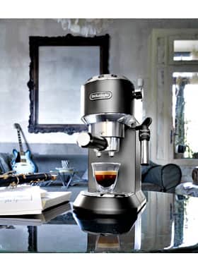 Angebot De'Longhi Espressomaschinen Dedica EC 685 mit regulierbaren Cappuccino-System perfekten Milchschaum herstellen