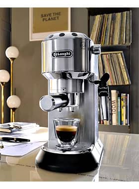 Angebot De'Longhi Espressomaschinen Dedica EC 685 mit regulierbaren Cappuccino-System perfekten Milchschaum herstellen