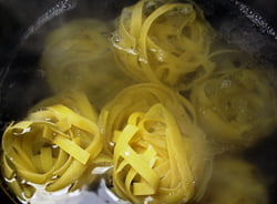 Tagliatelle im Wasser