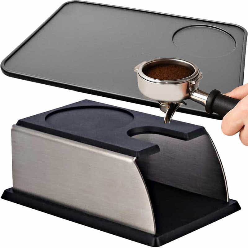 Tamperstation und Tampermatte beim Andrücken des Espressos Tamperstation und Tampermatte in der Anwendung