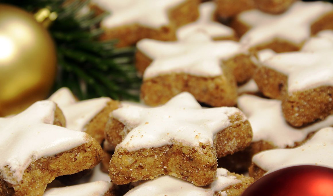 Zimtsterne zu Weihnachten fertig gebacken und frisch aus dem Ofen.